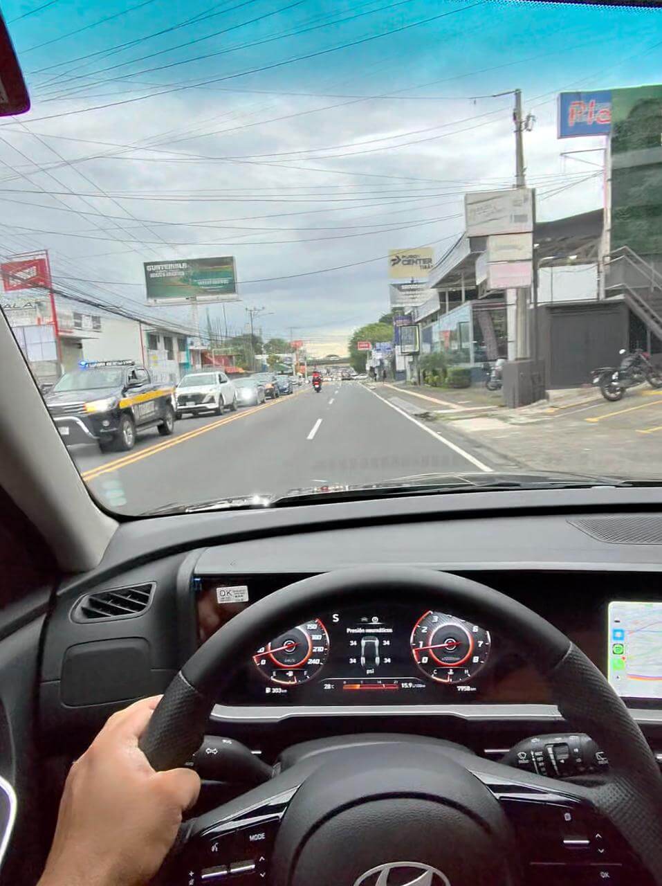 Estudiante mostrando su licencia de conducir de Costa Rica